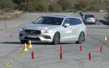Специалисты проверили управляемость автомобиля Volvo V60 в лосином тесте