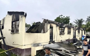 В Гайане подожгли школьное общежитие для девочек, погибли 19 детей (видео)