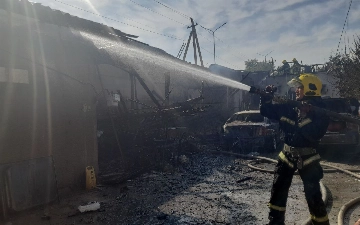 В одной из мастерских Намангана произошел пожар, сгорели несколько машин (видео)