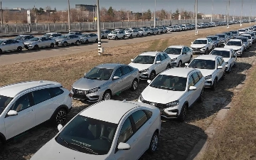 Сотни некомплектованных белых LADA Vesta NG желтеют на парковке в ожидании деталей