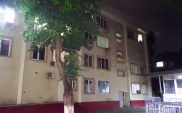 Опубликовано видео падения парня с четвертого этажа здания ОВД 
