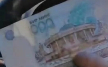 В России узбекистанец расплатился с таксистом узбекскими сумами