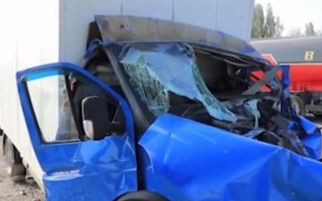 В Джизаке уснувший водитель влетел в грузовик, есть погибший (видео)