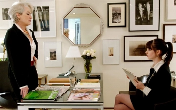 Vogue ищет ассистента для Анны Винтур — пользователи вспомнили вакансию из фильма «Дьявол носит Прада»
