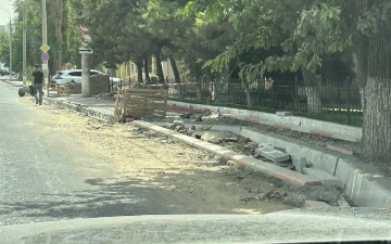 В Ташкенте спустя две недели начали чинить тротуар, вынудивший пешеходов ходить по бордюру (фото)