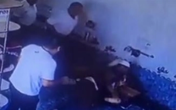 Житель Ферганы пытался убить знакомого во время омовения в мечети (видео 18+)