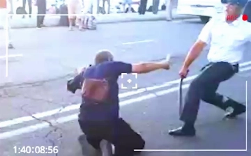 Под Ташкентом сотрудник ППС избил дубинкой мужчину, угрожавшего людям ножом (видео)