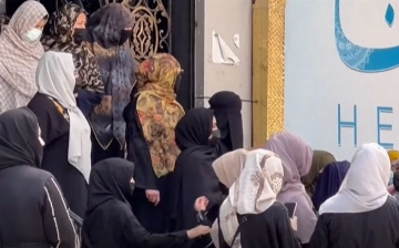 В Афганистане женщины вышли на протест против закрытия салонов красоты (видео)