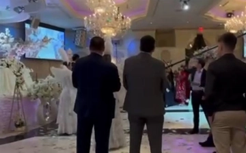 На узбекской свадьбе в США устроили денежный дождь из долларовых купюр