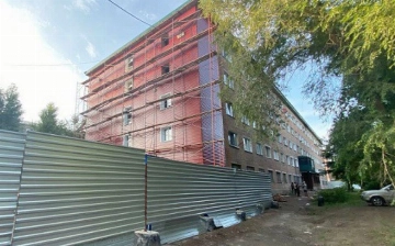 Подросток из Узбекистана погиб, упав с крыши дома в Омске