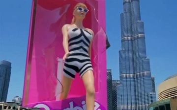 Огромная кукла Барби появилась рядом с Бурдж-Халифа в Дубае