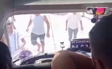 В Самарканде озлобленная толпа забросала камнями автобус с пассажирами (видео)