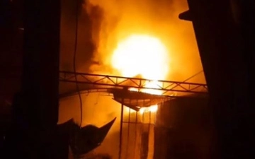 В Бухаре произошел крупный пожар, сгорели 23 магазина (видео)