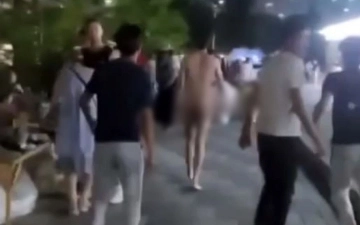 В Ташкенте отправили в психбольницу мужчину, разгуливавшего по улице голым с букетом в руках (видео 18+)