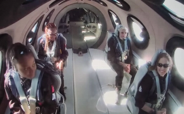 Компания Virgin Galactic впервые отправила туристов в суборбитальный полет (видео)