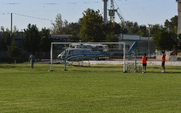 В Навои во время футбольного матча на поле сел вертолет (фото)