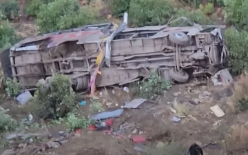 В Перу более 20 человек погибли при падении автобуса с обрыва (видео)