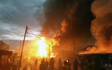 В Бенине загорелся склад с нефтепродуктами, погибли более 30 человек (видео)