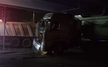 В Ташкенте самосвал влетел в грузовик и «легковушку», есть пострадавшие (видео)
