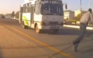 В Бухаре парень покончил с собой, бросившись под автобус (видео 18+)