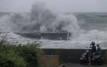На Тайвань обрушился тайфун «Коину», пострадали почти 200 человек (видео)