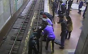 В Ташкенте молодая студентка прыгнула под поезд метро