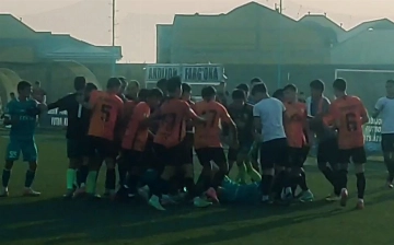 Игрок молодежного «Андижана-SGS» напал на футболиста «Нефтчи» во время матча (видео)