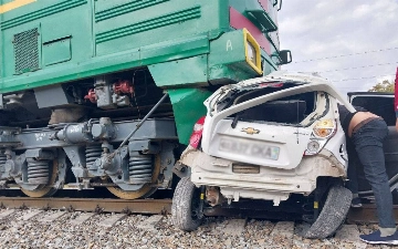 В Сурхандарье поезд столкнулся с «легковушкой», есть погибший (видео)