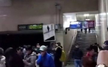 Пассажиры простояли полчаса в ожидании поезда в метро Ташкента (видео)
