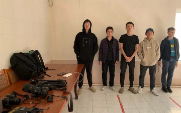 Угрожали и отобрали фототехнику: в Ташкенте задержали школьников-авиаспоттеров, снимавших самолеты