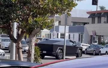На дорогах общего пользования заметили Tesla Cybertruck в матово-черной пленке