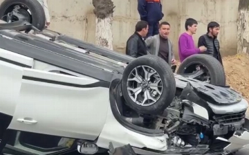 В Ташкенте столкнулись три автомобиля, один из них перевернулся: есть пострадавший