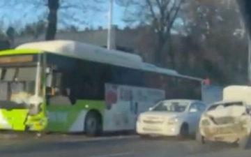 В Ташкенте пассажирский автобус столкнулся с Nexia, есть пострадавший