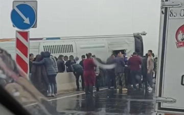 В Самарканде автобус врезался в ограждение и перевернулся, есть погибший