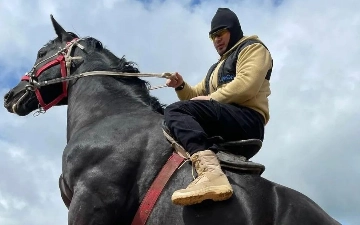«Никто кроме папы не может ей управлять»: старший сын Мурада Хантураева высказался о любимой лошади отца