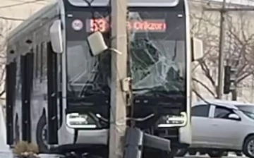 В Ташкенте водитель пассажирского автобуса из-за гололеда врезался в столб