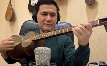 Узбекский артист исполнил музыку из песни «Пыяла» на дутаре