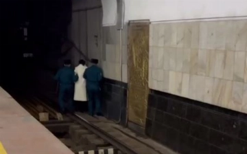 Женщина упала на рельсы в метро Ташкента