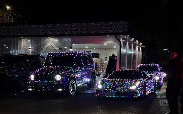 В Ташкенте блогер украсил премиальные автомобили новогодними гирляндами 