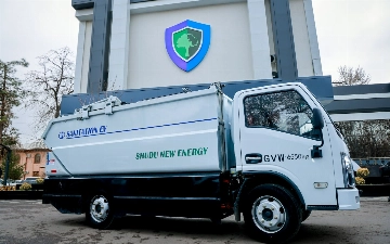 В Узбекистан привезли первый электрический мусоровоз