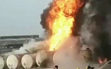 В Фергане произошел крупный пожар на нефтебазе