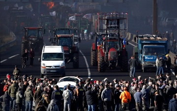Протестующие фермеры на тракторах перекрыли дороги в Париж