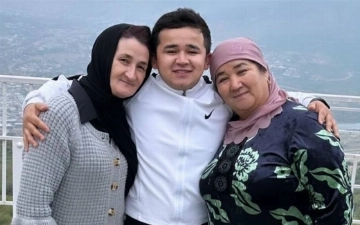 Улугбек Шодибеков отправился в Мекку со своей мамой и мамой покойного Фархода Маннопова