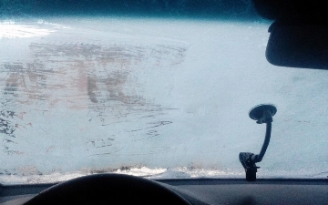 Узбекский автоблогер рассказал, как с помощью спирта, уксуса и воды разморозить стекла автомобили