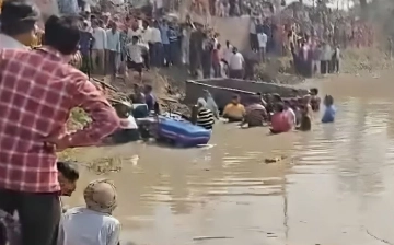 В Индии трактор с прицепом опрокинулся в пруд, погибли более 20 человек