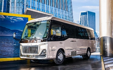 Hongqi презентовал бесшумный премиальный автобус с холодильником, розетками, столиками и зонтами для пассажиров