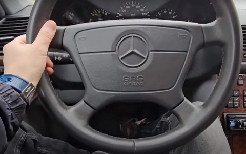 В России обнаружили идеальный 31-летний Mercedes-Benz S-Class «кабан» с минимальным пробегом