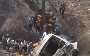 В Индии автобус с паломниками упал в глубокое ущелье: погибли свыше 20 человек