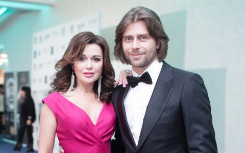 Супруг Анастасии Заворотнюк дал первый комментарий после похорон актрисы