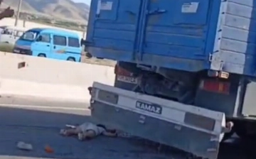 В Самарканде грузовик сбил мать с двумя детьми, оба ребенка погибли